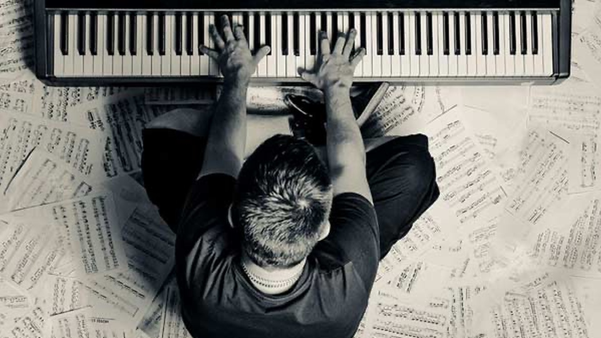 Tocar el piano cada día es regalarse un momento de encuentro con uno mismo. En cada tecla hay una pequeña posibilidad de belleza: una emoción que se ordena, un pensamiento que se calma, un recuerdo que vuelve convertido en música. No importa si son solo unos minutos o una pieza imperfecta; lo valioso está en la constancia, en ese diálogo diario entre las manos, el oído y el corazón.

Con el tiempo, el piano deja de ser solo un instrumento y se vuelve refugio, disciplina y compañía. Cada práctica suma algo invisible pero profundo: paciencia, sensibilidad y una forma más suave de habitar el día. Tocar el piano todos los días no es solo aprender música, es aprender a escucharse mejor.